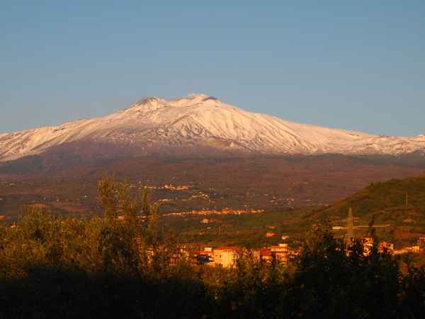 Vulkanberg Ätna in der Morgensonne