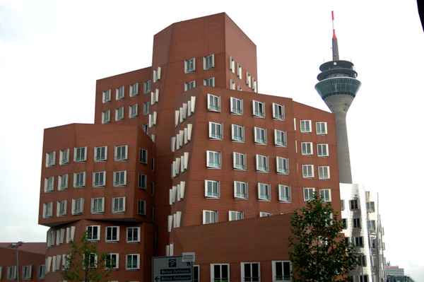 Gehry Haus und Rheinturm
