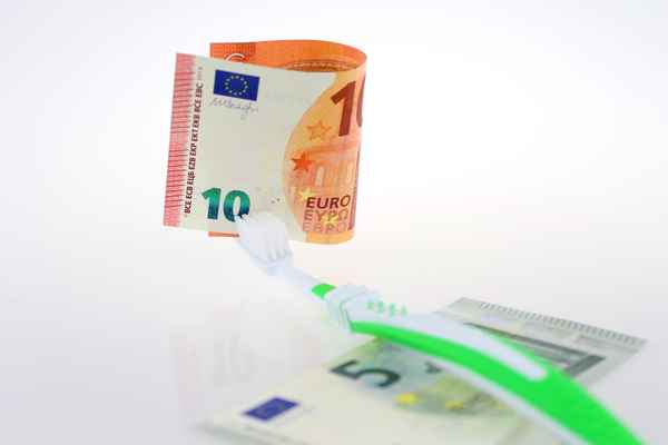 Zahnbürste und Geld