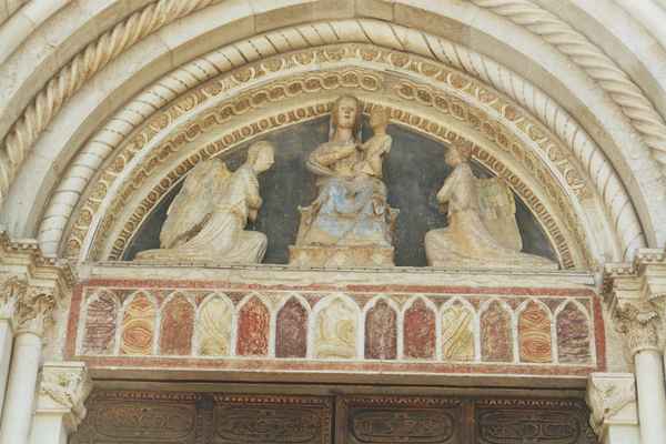 Engel um Maria mit Kind