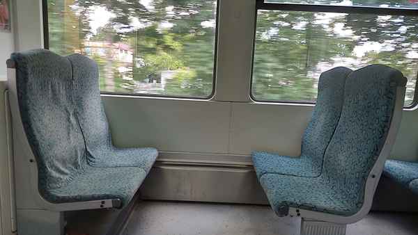 leeres Abteil im Nahverkehrszug