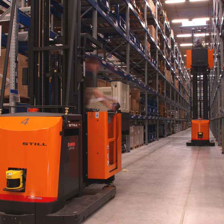 Arbeit im Logistikzentrum