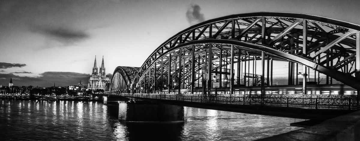 Hohenzollernbrücke Köln mit Dom bei Nacht (Panorama)