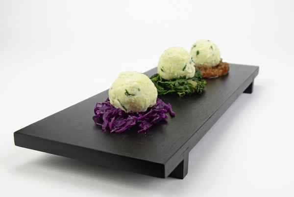 Topfenknödel auf Rotkohl, Blattspinat und Rehragout