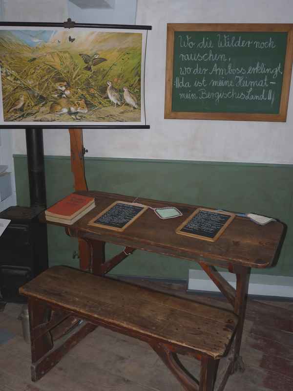 Alte Schulbank 2
