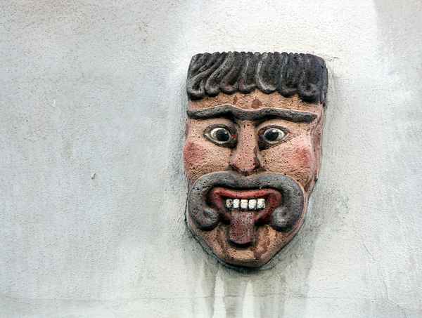 Fratze an Hauswand