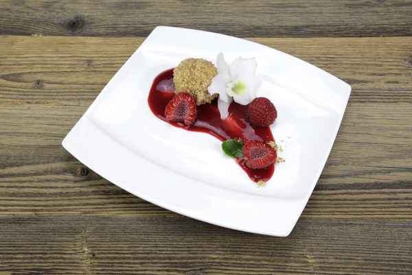 Topfenknödel auf Himbeersoße