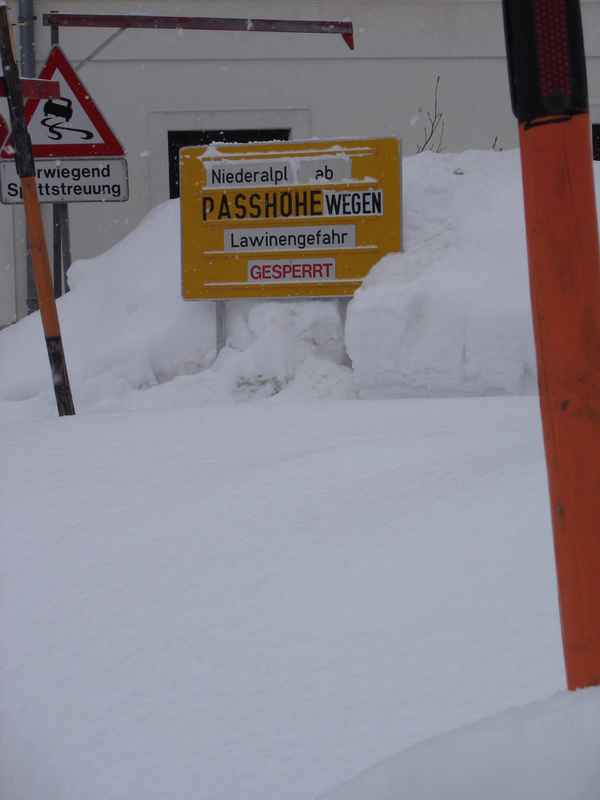 wegen Lawinengefahr gesperrt