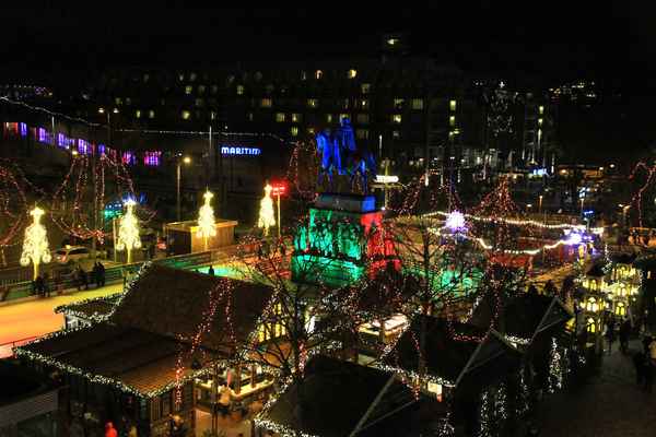 BUNTES TREIBEN AUF DEM WEIHNACHTSMARKT II