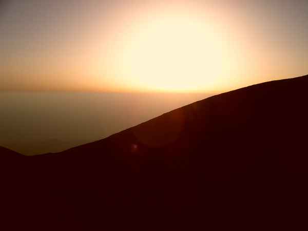 Die Sonne geht unter auf dem Vulkan