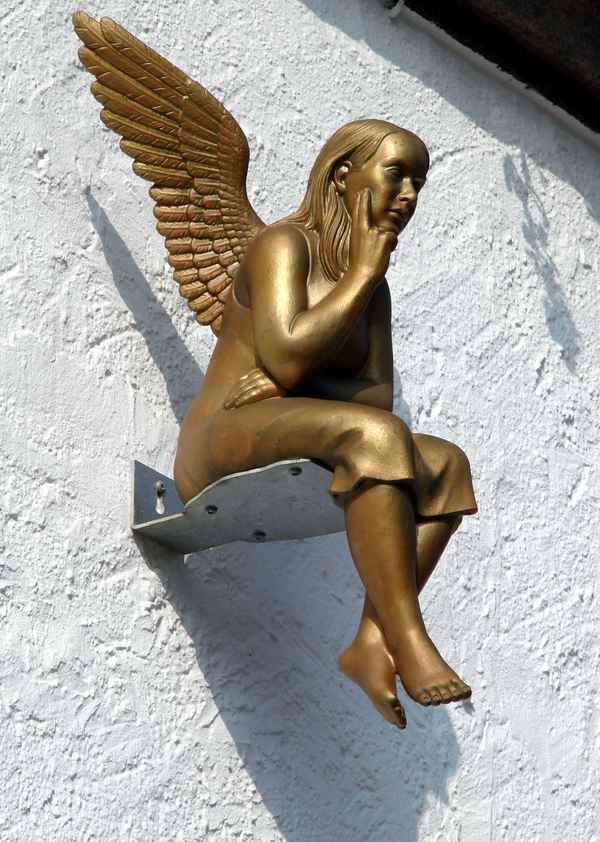 nachdenklicher goldener weiblicher Engel