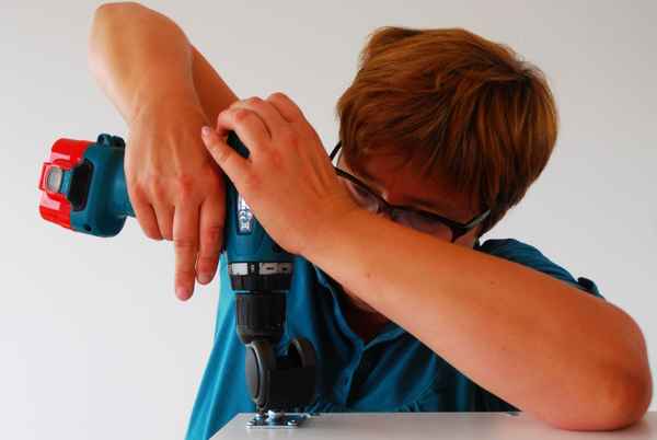 Heimwerkerin mit Akkuschrauber