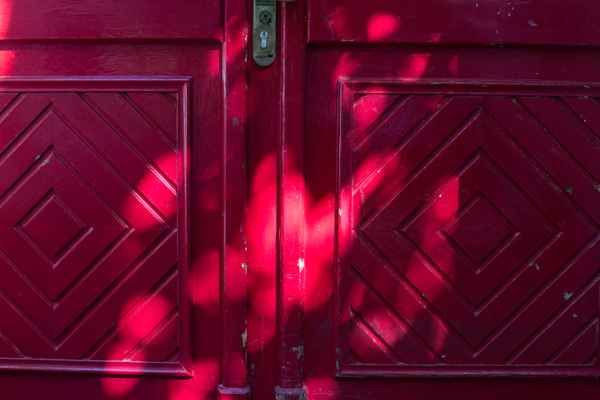 Rote Haustür mit Licht und Schatten