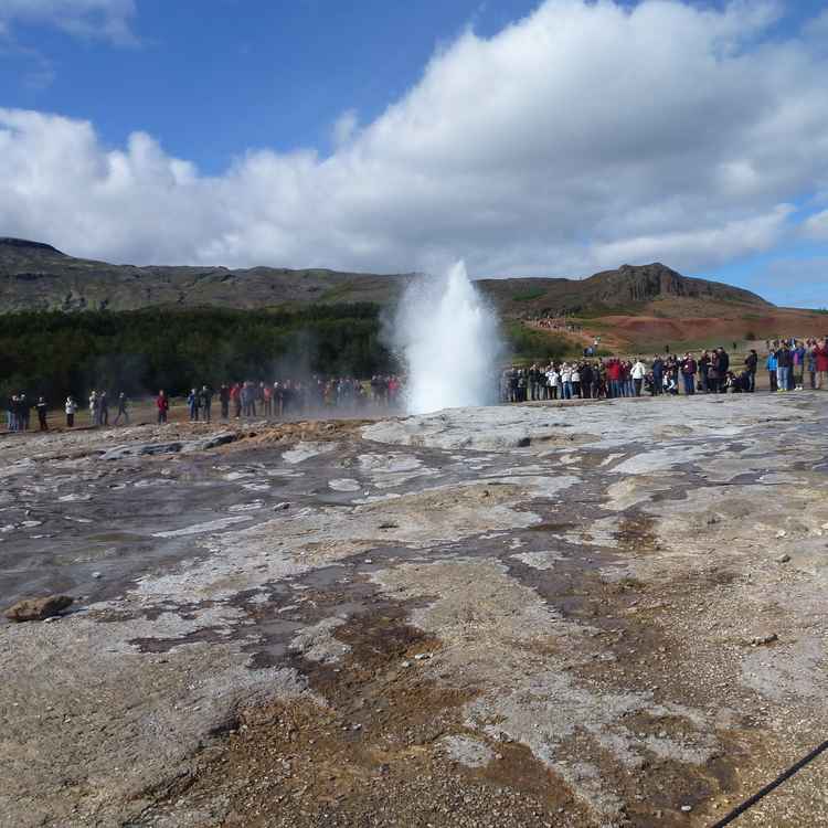 An einem Geyser in Island