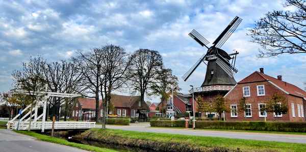 Hahnentanger Mühle mit Kanalbrücke in Westrhauderfehn