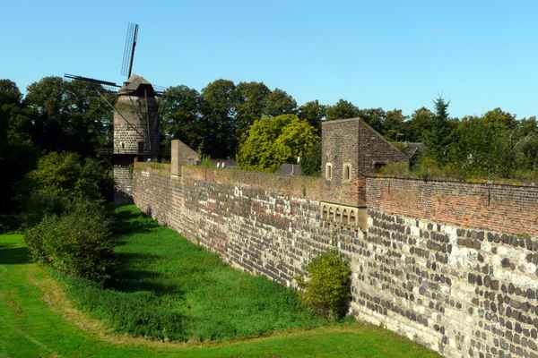 mittelalterliche Stadtmauer zu Zons am Rhein #8