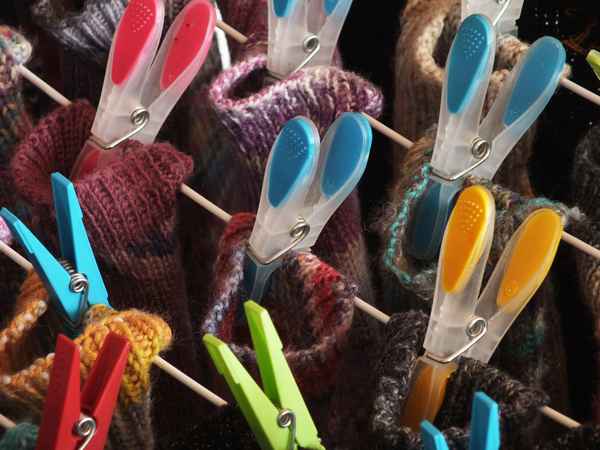 Bunte Wäscheklammern und Wäsche auf Leinen