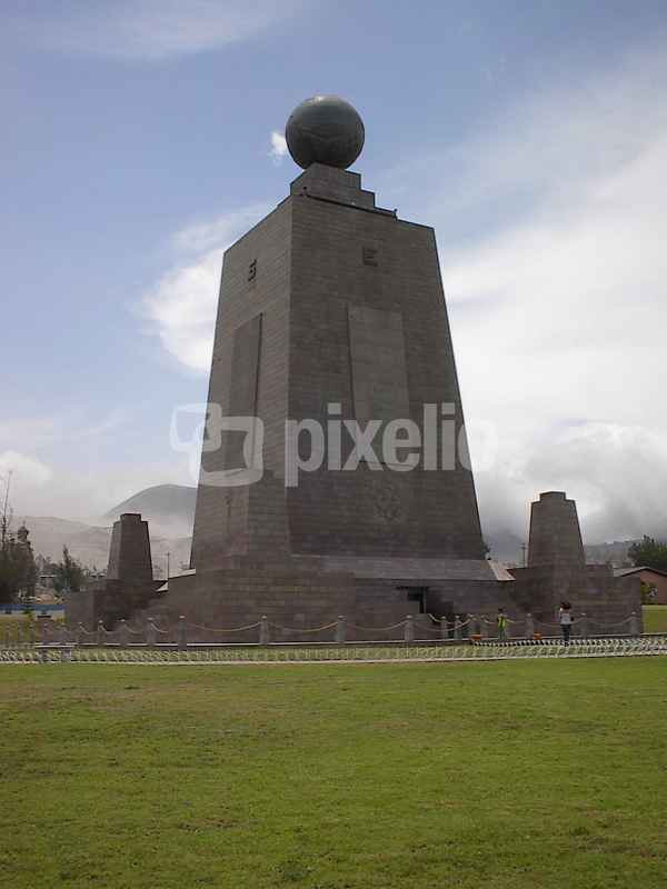mitat del mundo in ecuador