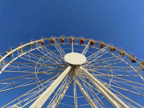 Riesenrad vor strahlend blauem Himmel / Foto: Alexander Hauk