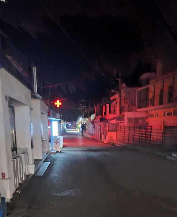 mediterane Strasse in der Nacht