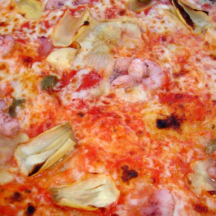 Pizza mit Scampi, Artischocken und Kapern