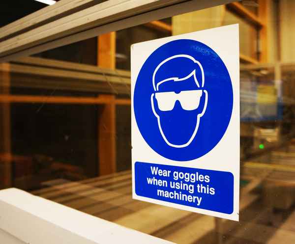 Schutzbrillenhinweis