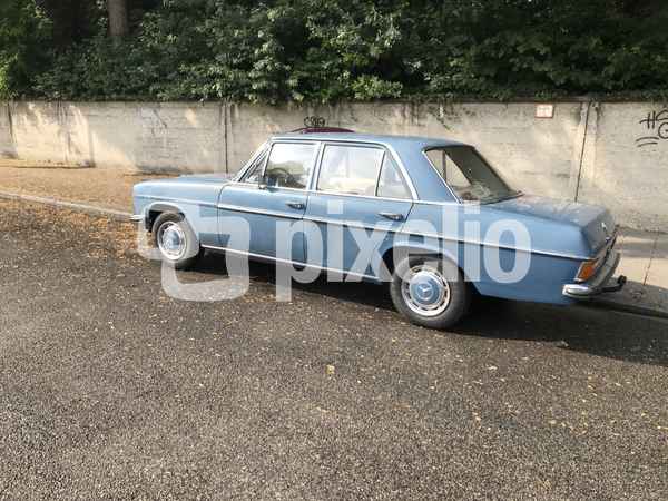Blauer Oldtimer vor grauer Wand / Foto: Alexander Hauk
