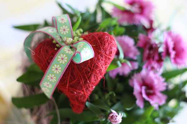 Rotes Herz im Blumenstrauß