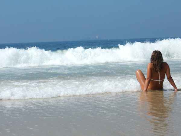 Nixe am Strand von Rio