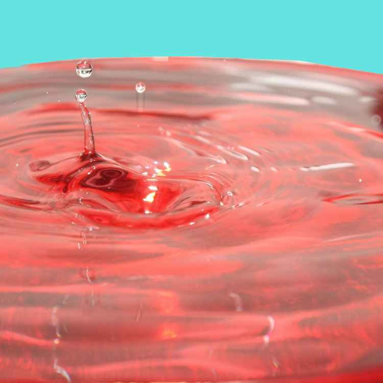 Wasserspritzer vor blauem Hintergrund