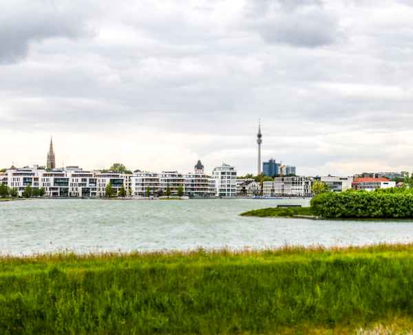 Phoenixsee mit Blick auf Florianturm Dortmund