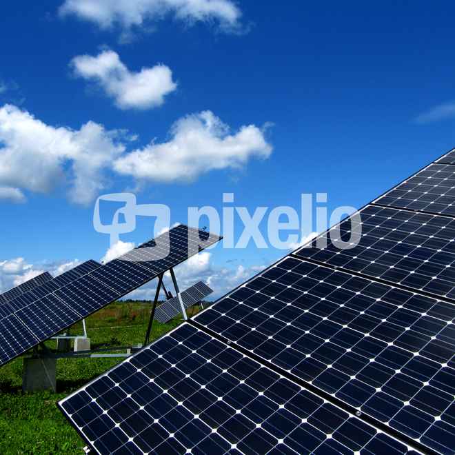 Solaranlagen mit Strommasten