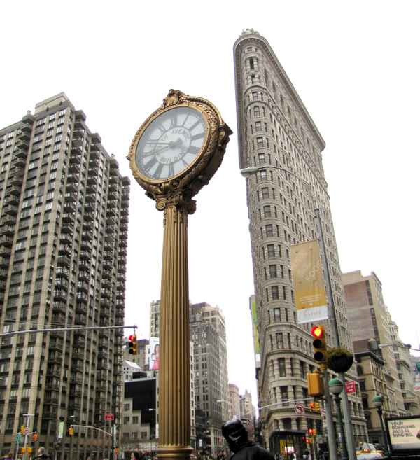 NYC - Flatiron-Building mit Standuhr