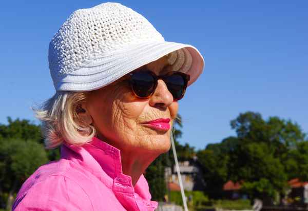 Seniorin mit Sonnenhut