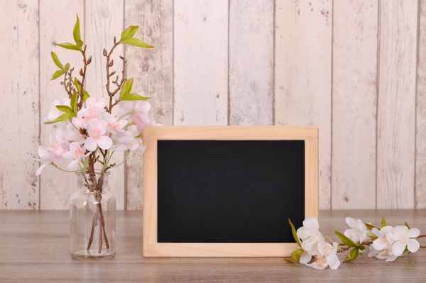Schiefertafel zwischen Blüten