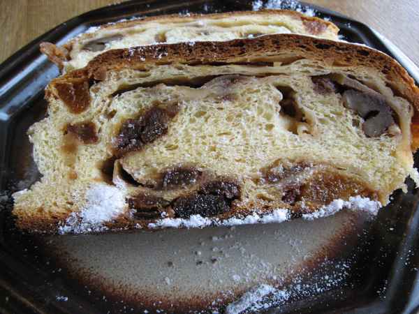 Stollen servierfertig