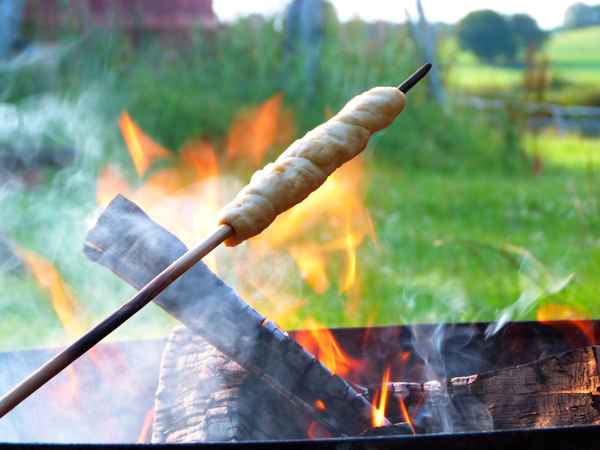 Stockbrot und Lagerfeuer