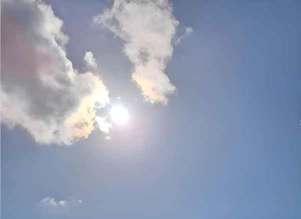 Sonne zwischen Wolken