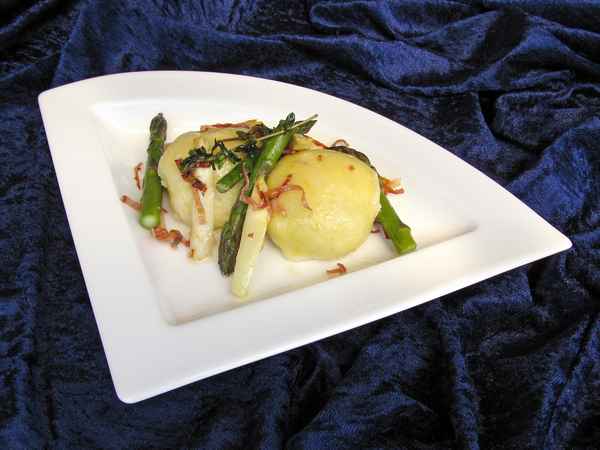 Spargelzeit: Kartoffelknödel mit Spargelfülle