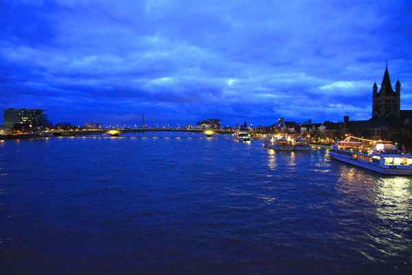 BLAUE STUNDE AM RHEIN