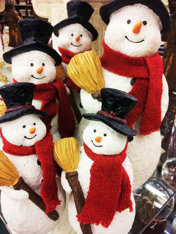Schneemänner als Weihnachtsdeko-Figuren