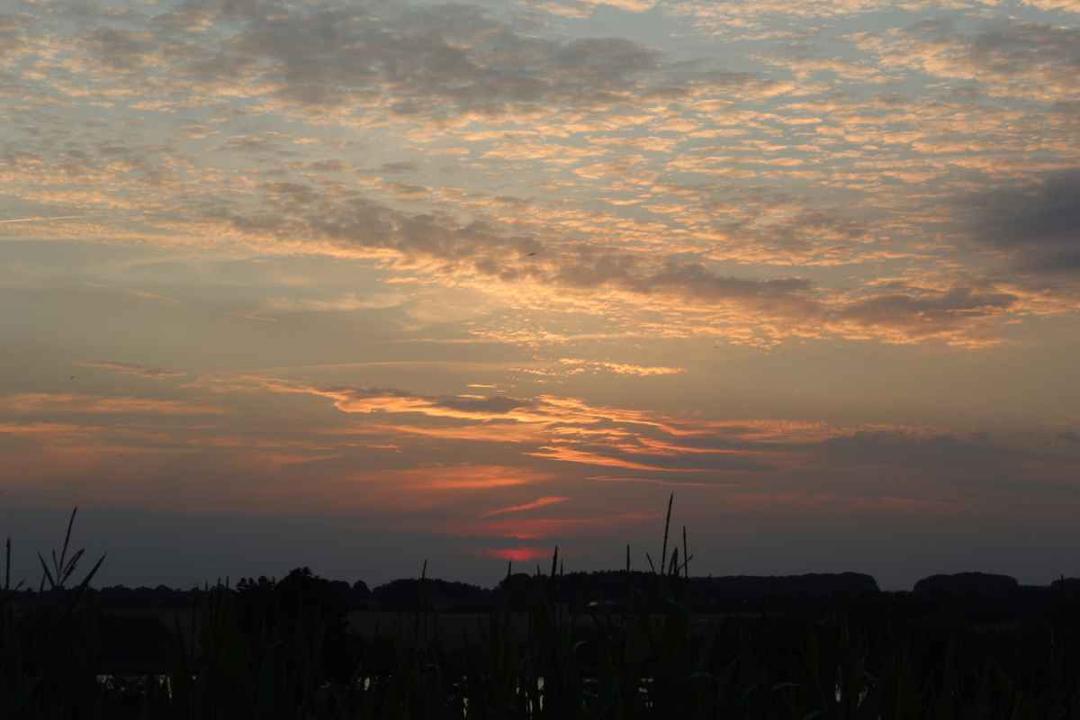 Sonnenuntergang &uuml;ber Basdorf in Schleswig-Holstein