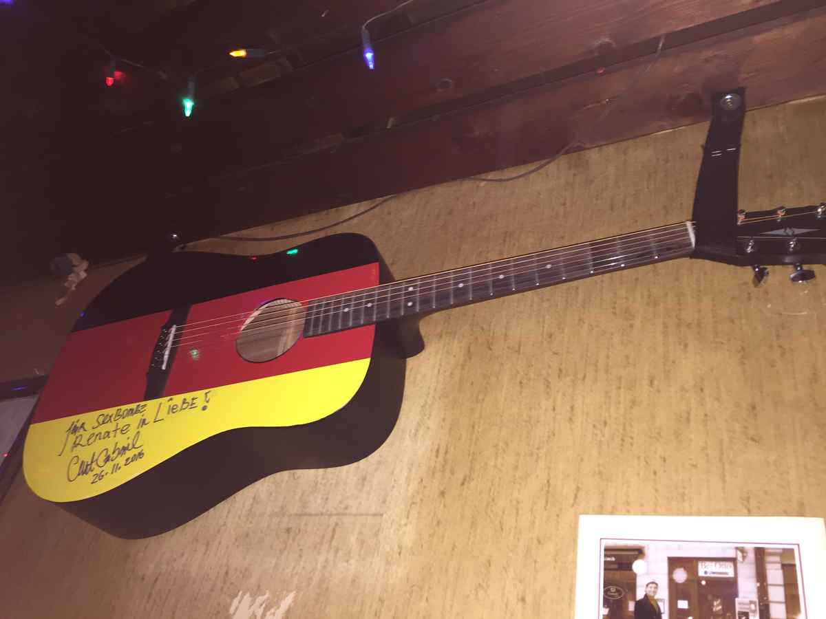 Von Gunter Gabriel signierte Westerngitarre