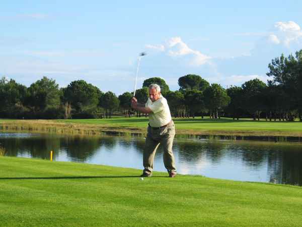 Seniorengolfer am Wasserhindernis