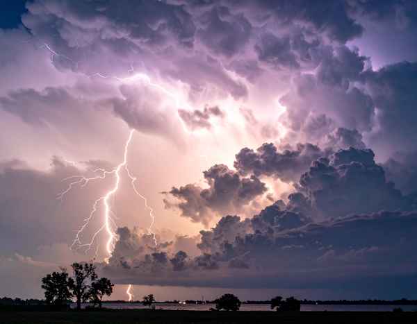 Blitz vor Unwetter-Wolken