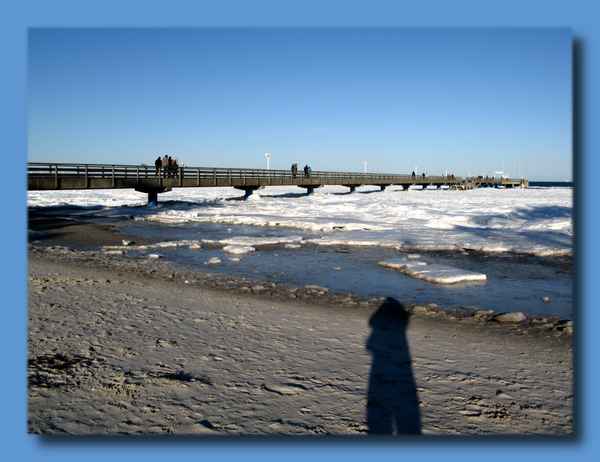 Winterlicher Strand und das Eis der See