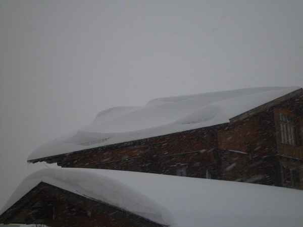 Schneedünen auf dem Dach