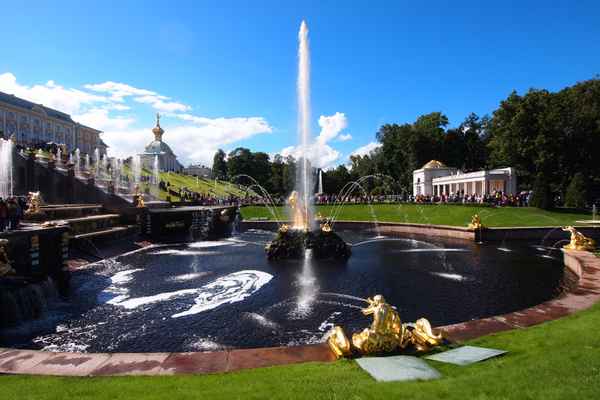 Wasserspiele im Park vom Peterhof