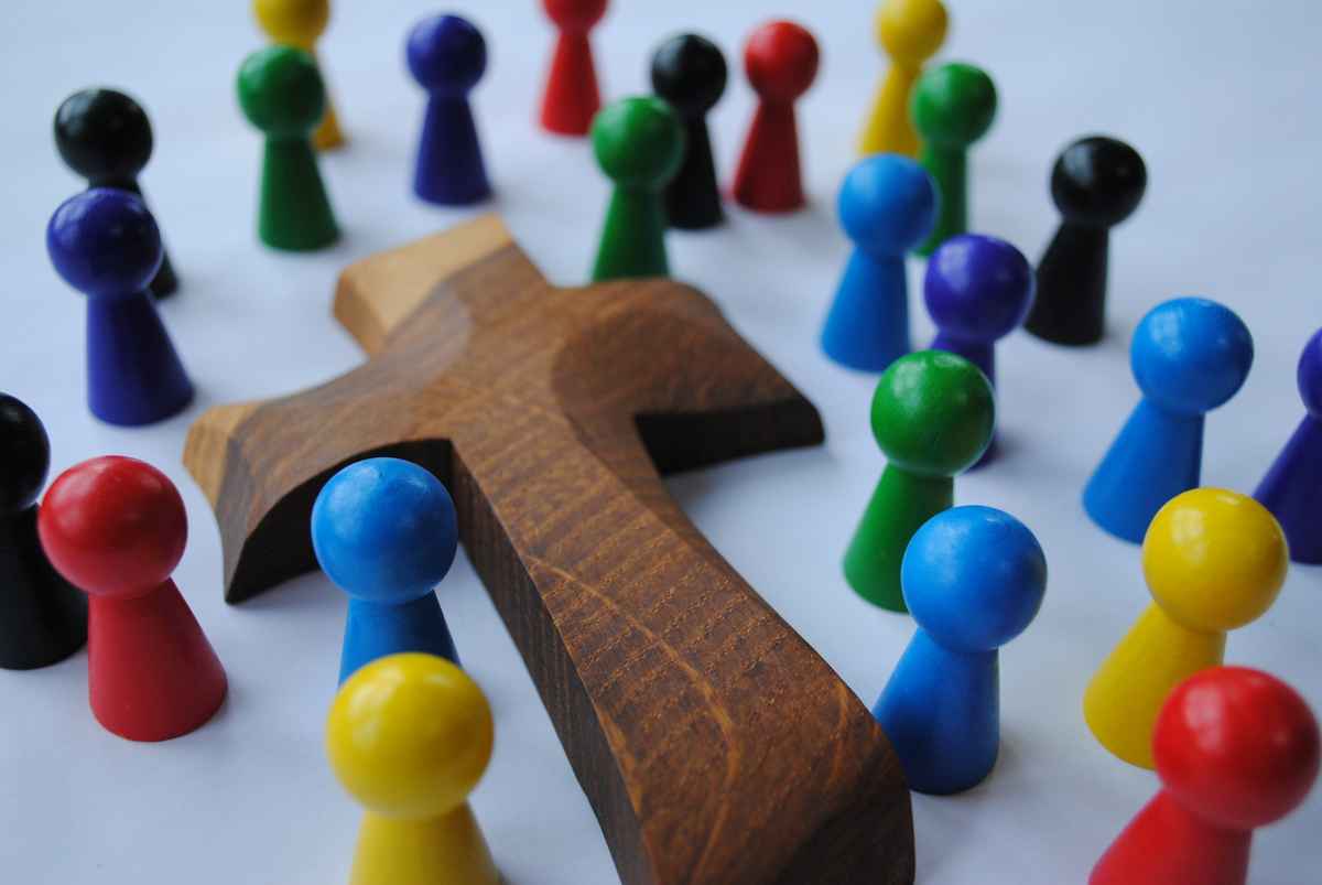 Gemeinschaft ums Kreuz
