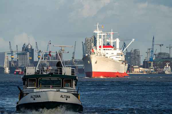 Museumsschiff "Cap San Diego" auf der Elbe unterwegs (5)